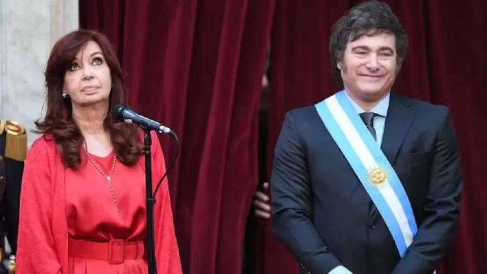 CFK criticó a Milei por su ausencia en Bahía Blanca: "¡Qué desconexión emocional tenés con los que sufren!"
