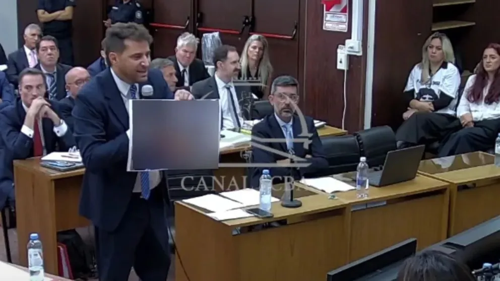 "Así murió Maradona": la impactante foto que mostró el fiscal Patricio Ferrari complica a los médicos