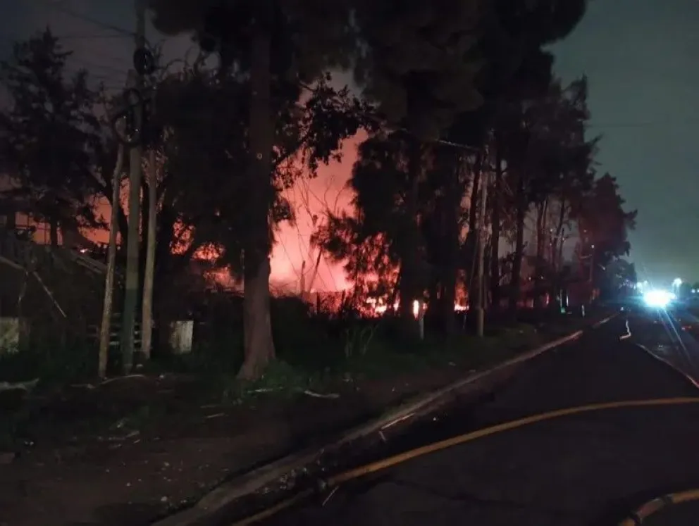 Voraz incendio en depósito de pallets en 9 de Abril: 15 dotaciones de bomberos trabajaron en el lugar