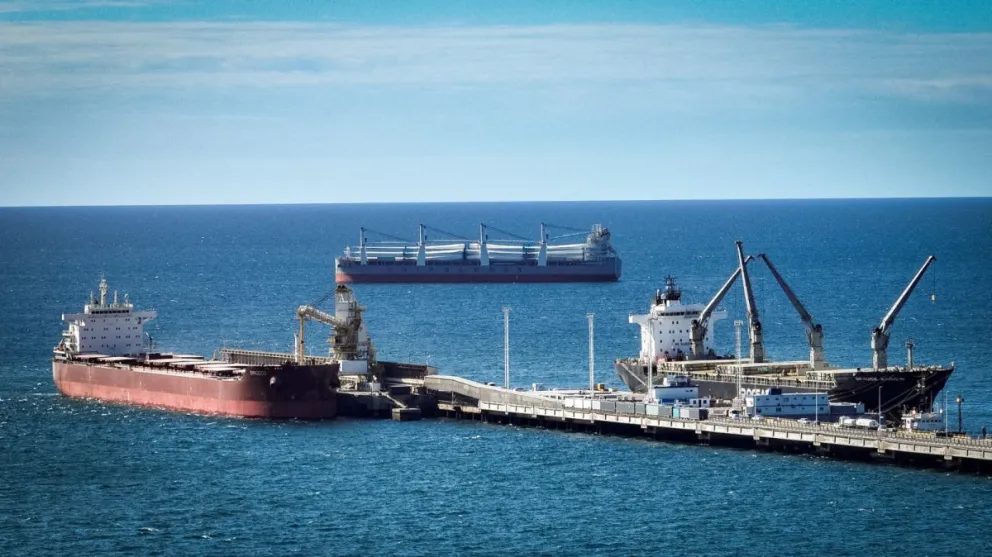 Arribó un importante buque a Puerto Madryn con componentes para el Parque Eólico La Flecha