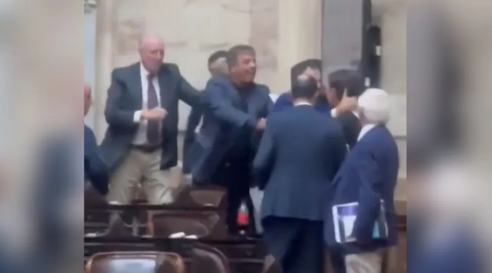 Diputados a las piñas tras el levantamiento de sesión en el congreso