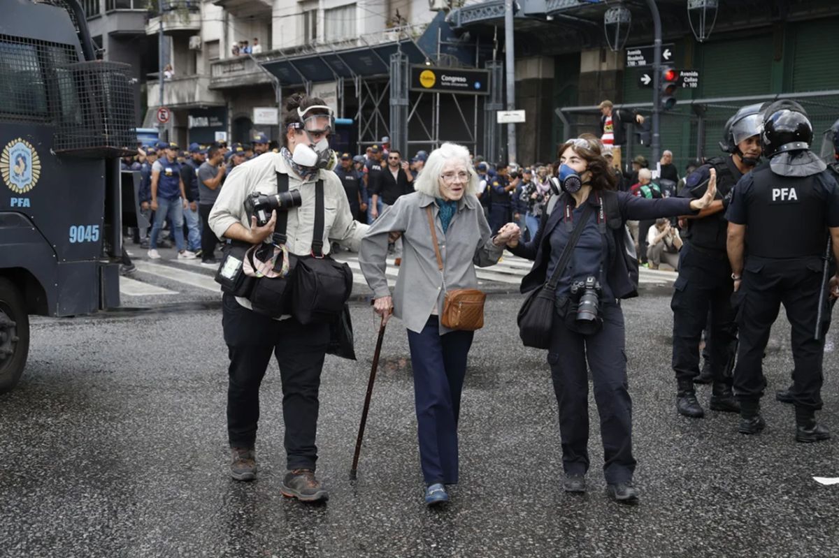 Incidentes y represión en protesta de jubilados y organizaciones frente al Congreso