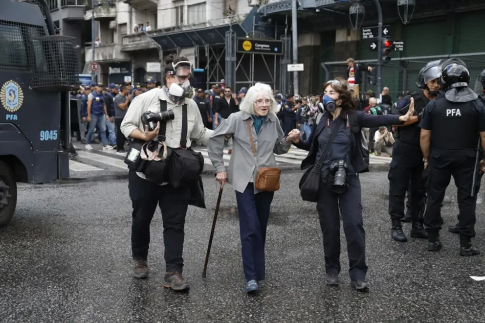 Incidentes y represión en protesta de jubilados y organizaciones frente al Congreso