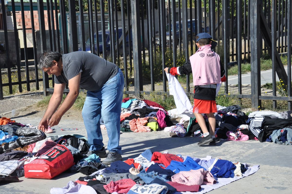 El grupo de teatro "Los 15 Desgraciados" realizó el ropero solidario en el barrio Moure