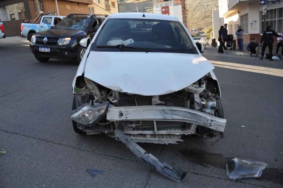 Un sujeto fue detenido tras robar un auto, escapar y tomar  de rehén a un niño que llegaba del colegio con la madre
