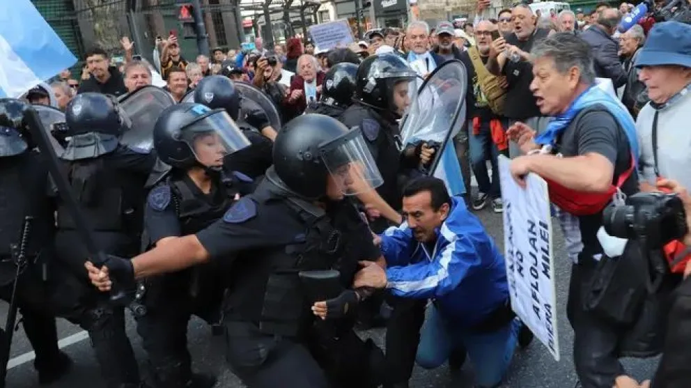 Hinchas de fútbol se sumaron a la marcha de jubilados y el Gobierno los esperó con gases
