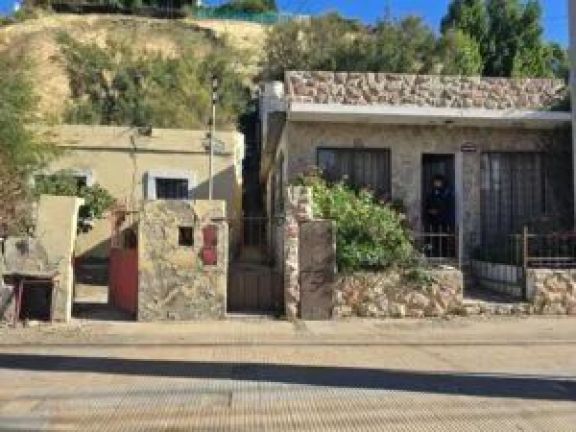 Estaban usurpando una vivienda en avenida Yrigoyen cuando llegó el dueño con la policía y los desalojaron