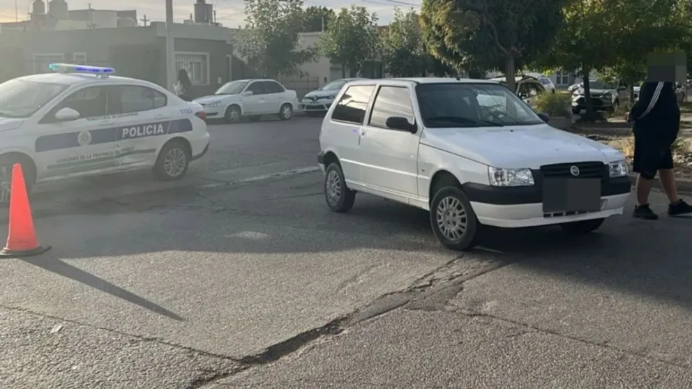 Mujer al hospital tras ser atropellada por un auto cuando cruzaba una calle de la zona céntrica de Trelew
