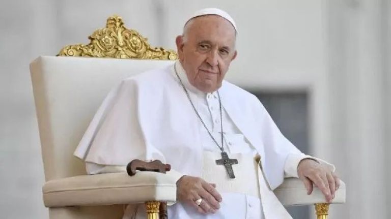 El papa Francisco se recupera en el hospital mientras el mundo reza por su salud