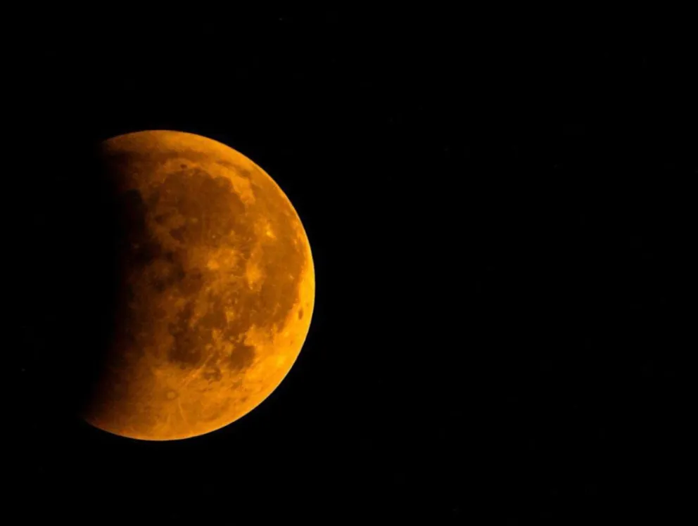 Vecinos se congregan en el camino costero para disfrutar de una clase magistral de astroturismo y presenciar el eclipse de luna