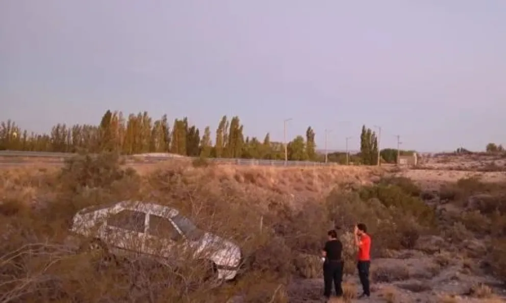 Quedó atrapado debajo de su propio auto cuando intentaba empujarlo