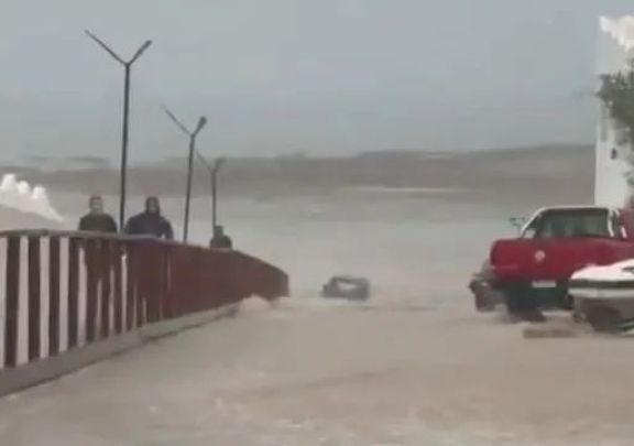 Temporal en Las Grutas: calles anegadas y un auto arrastrado al mar