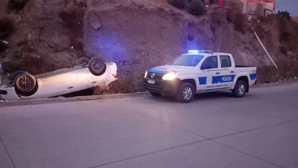 Extraño accidente en Comodoro: un auto volcó sin nadie en su interior