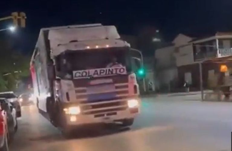 El padre de Franco Colapinto envió donaciones a Bahía Blanca en un camión