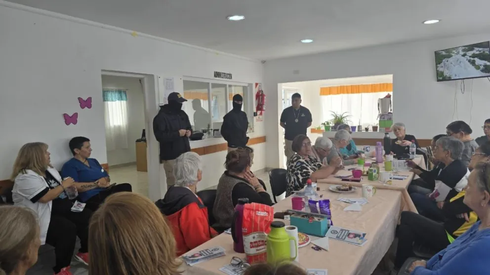 Brindan una charla en Puerto Deseado para prevenir estafas a adultos mayores