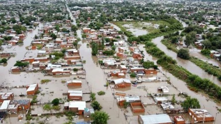 Bahía Blanca suspende clases y transporte por alerta de tormentas