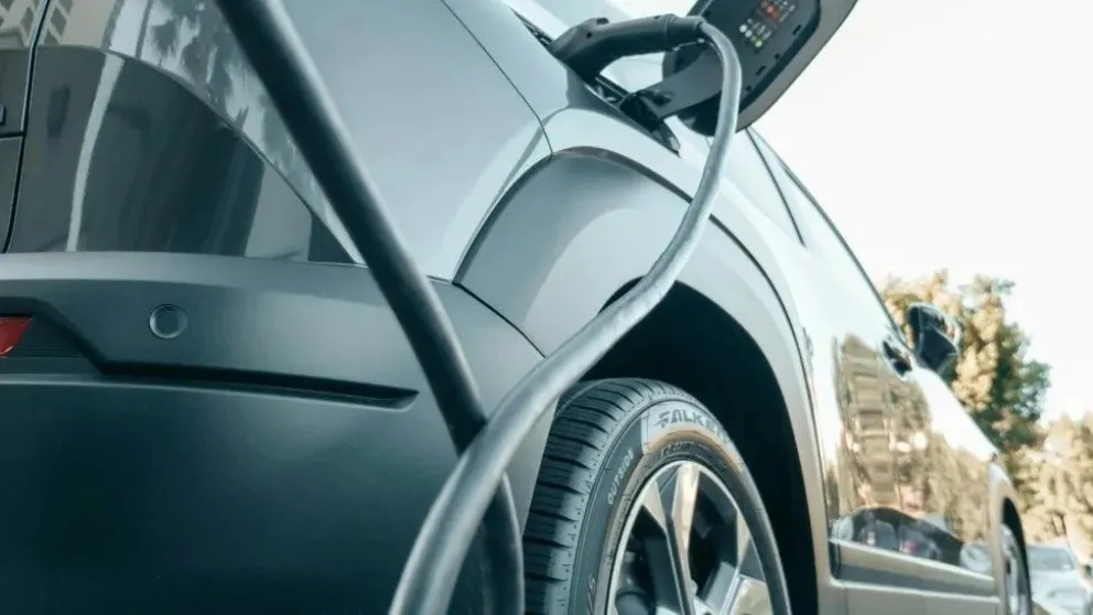 El Gobierno abre la importación sin aranceles de autos eléctricos e híbridos