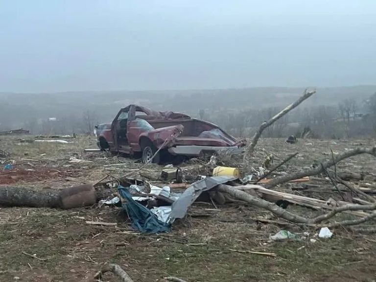 Alerta en EEUU por un temporal devastador: tornados e incendios dejan al menos 26 muertos