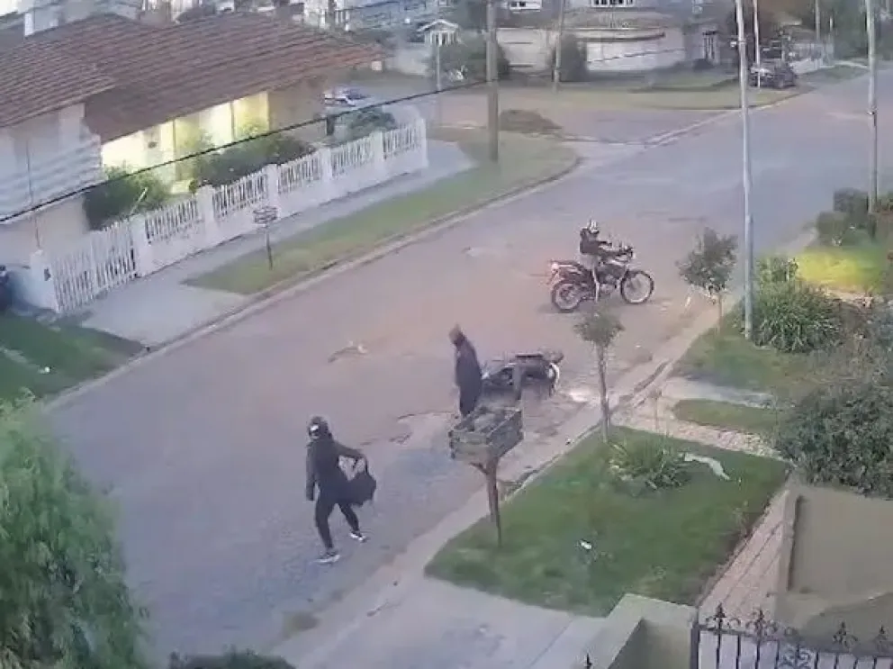 Violento robo en Mar del Plata: motochorros armados asaltaron a una mujer en segundos
