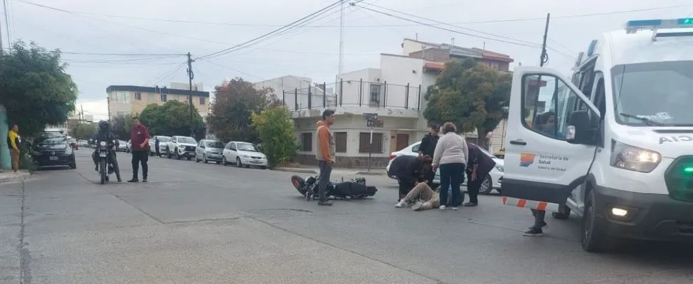 Motociclista lesionado en violento choque en el centro de Trelew