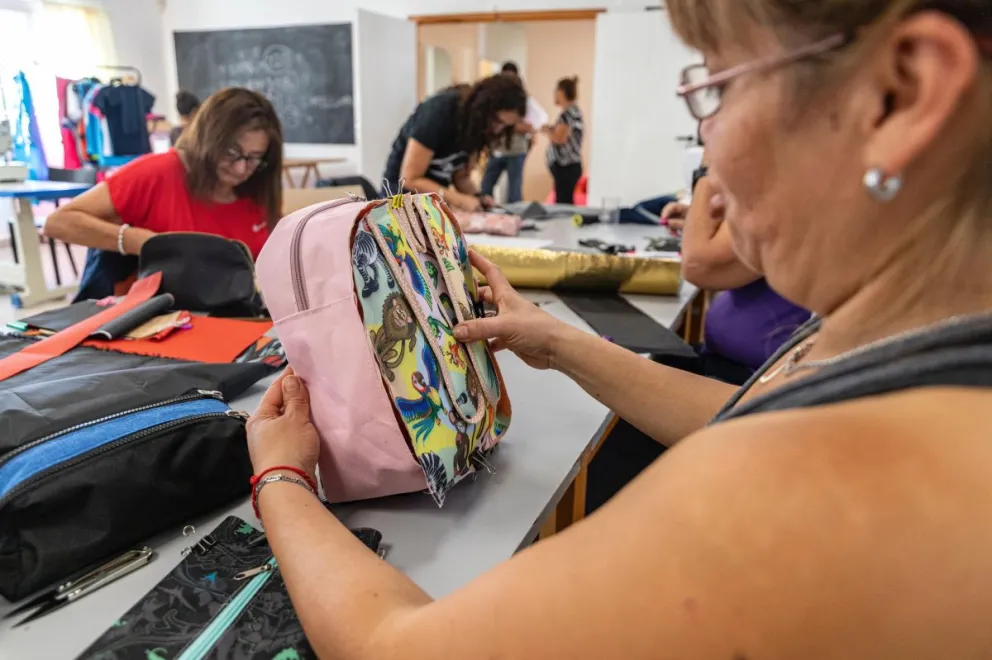Más de 20 mujeres aprenden a confeccionar cartucheras y mochilas para ayudar a la economía familiar