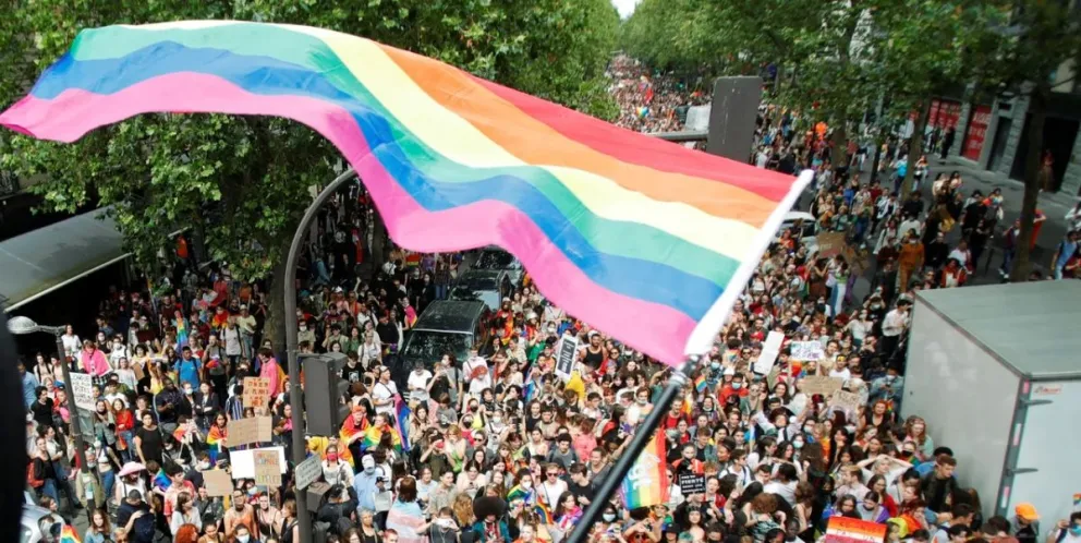 Hungría prohíbe los eventos del orgullo LGBTQ+ y autoriza el uso de reconocimiento facial