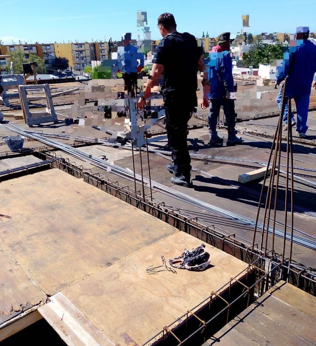 Un albañil que trabajaba en el techo de una construcción recibió fuerte descarga eléctrica y tuvo que ser trasladado al hospital