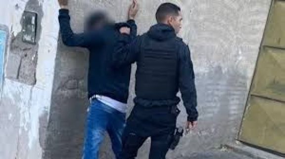 Detienen a malogrado ladrón por robarse un bolso matero de un camión en Trelew