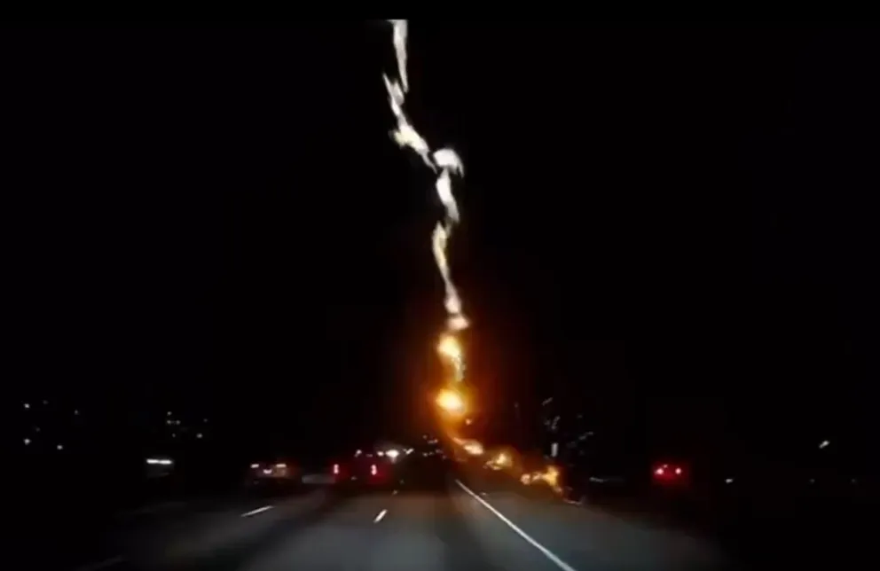 Impactante: un rayo cayó cerca de un auto en plena ruta y quedó registrado