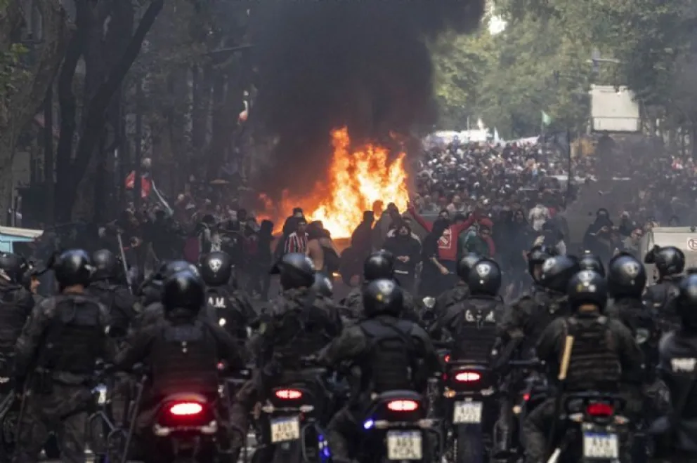 Nueva marcha de jubilados al Congreso: más de 2.000 policías, y el DNU de Milei en debate
