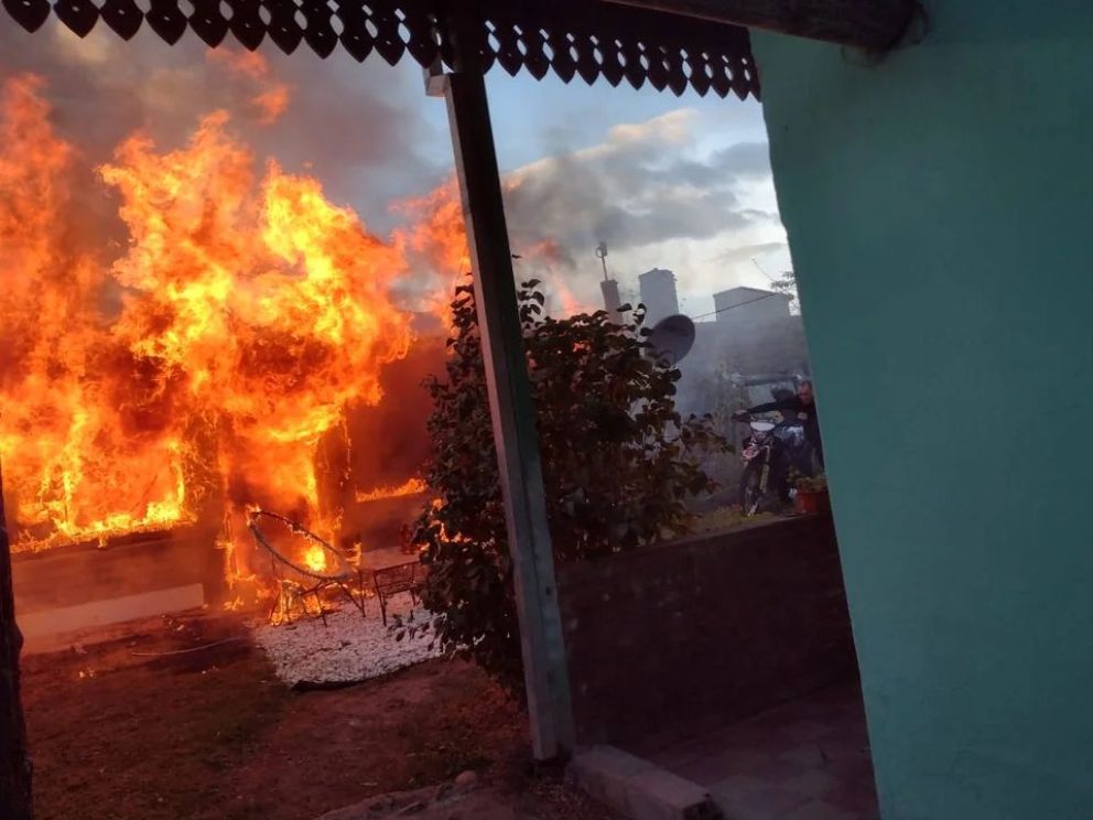 Impactante incendio en Esquel: una mujer logró escapar a tiempo