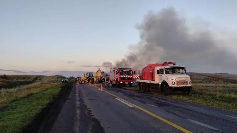 Impactante incendio de camión interrumpe la Ruta 22: conductor ileso y mercancía destruida