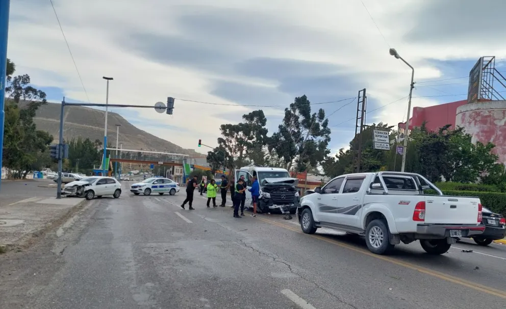 Caos vehicular tras choque múltiple con heridos leves en avenidas Del Libertador y Pueyrredón de KM 3
