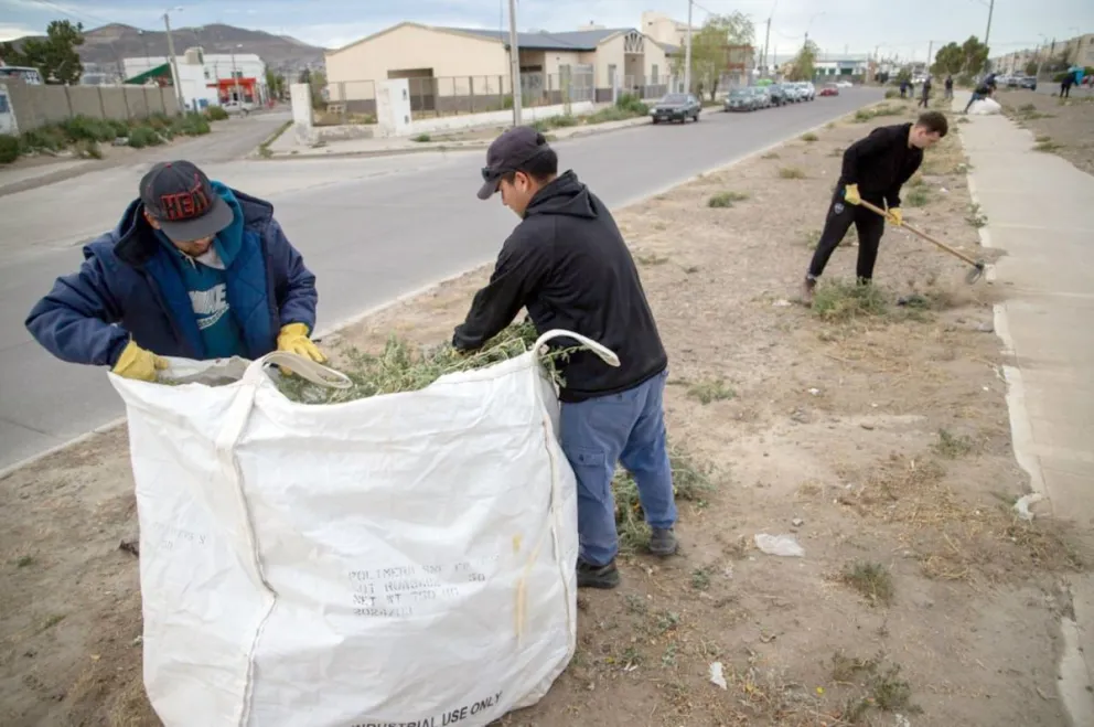 El Municipio realiza tareas de limpieza en escuelas, plazas y espacios públicos de Comodoro
