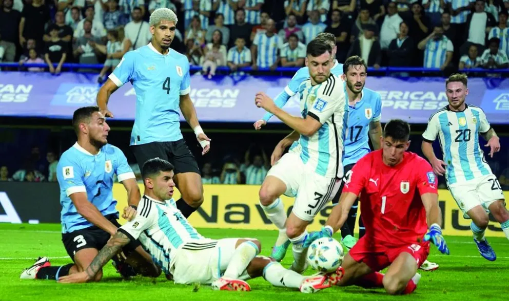 Con varias bajas, Argentina visita a Uruguay para seguir en lo más alto de las Eliminatorias