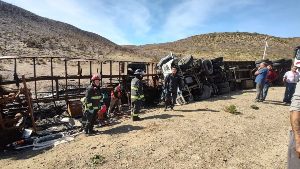 Dramático rescate tras vuelco de camión en Bajada Minerales