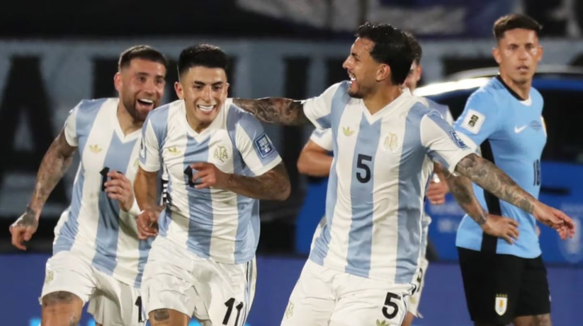 Argentina venció a Uruguay con un golazo de Almada y se acerca al Mundial