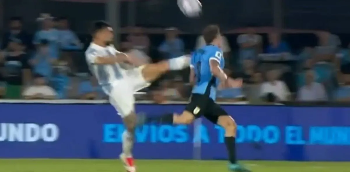 La tremenda patada de Nico Gonz&aacute;lez a Nahitan N&aacute;ndez.