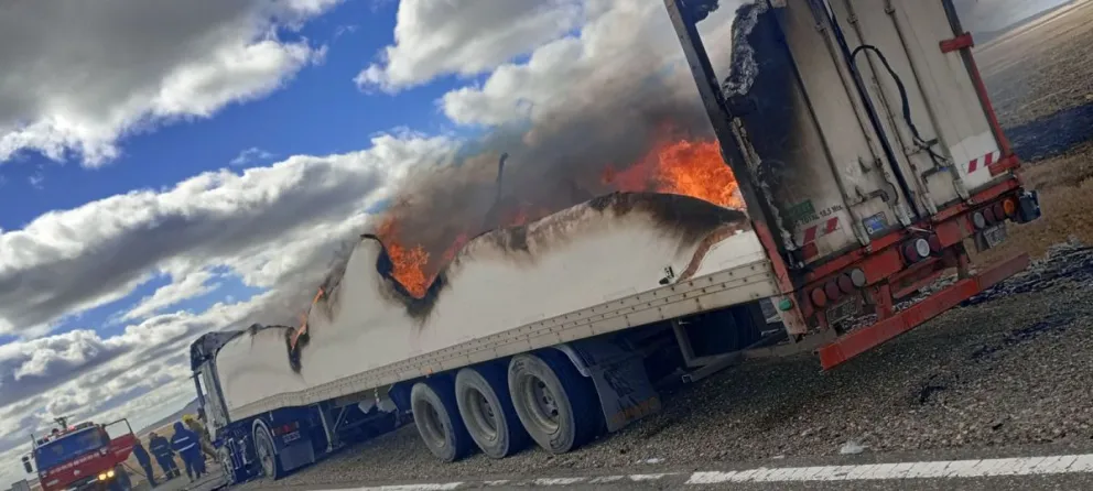 Bomberos combaten incendio de un camión sobre la ruta 3