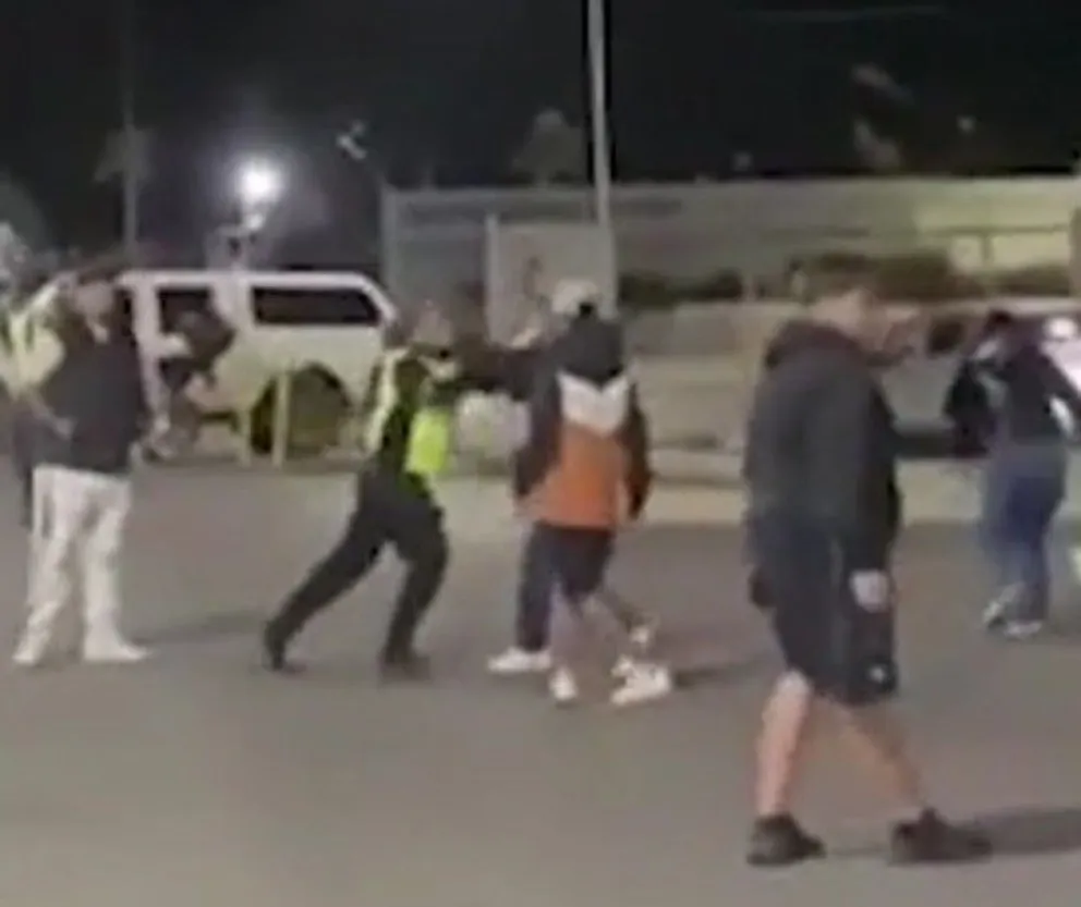 Violento ataque de motociclistas contra inspectores de tránsito en Neuquén: hay un detenido y 14 motos secuestradas