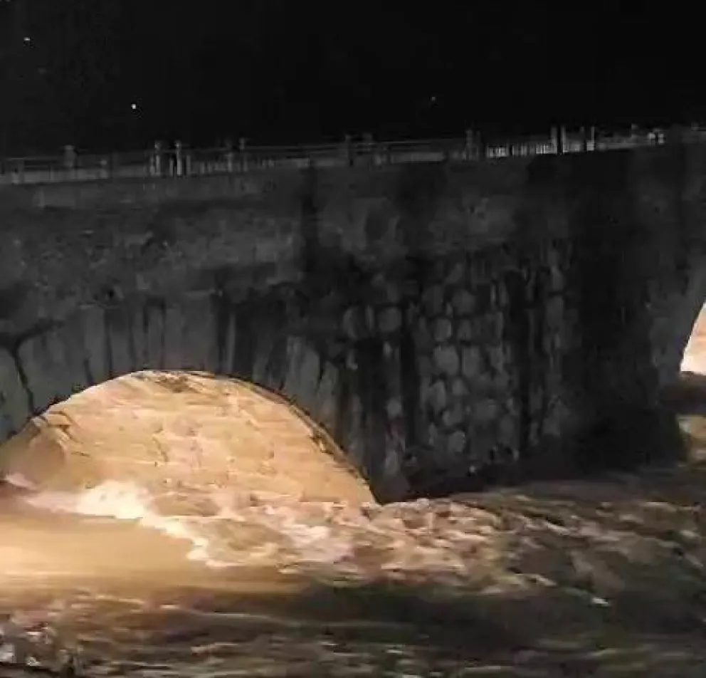La crecida del río Tajo arrastra parte del puente romano de la ciudad española de Talavera