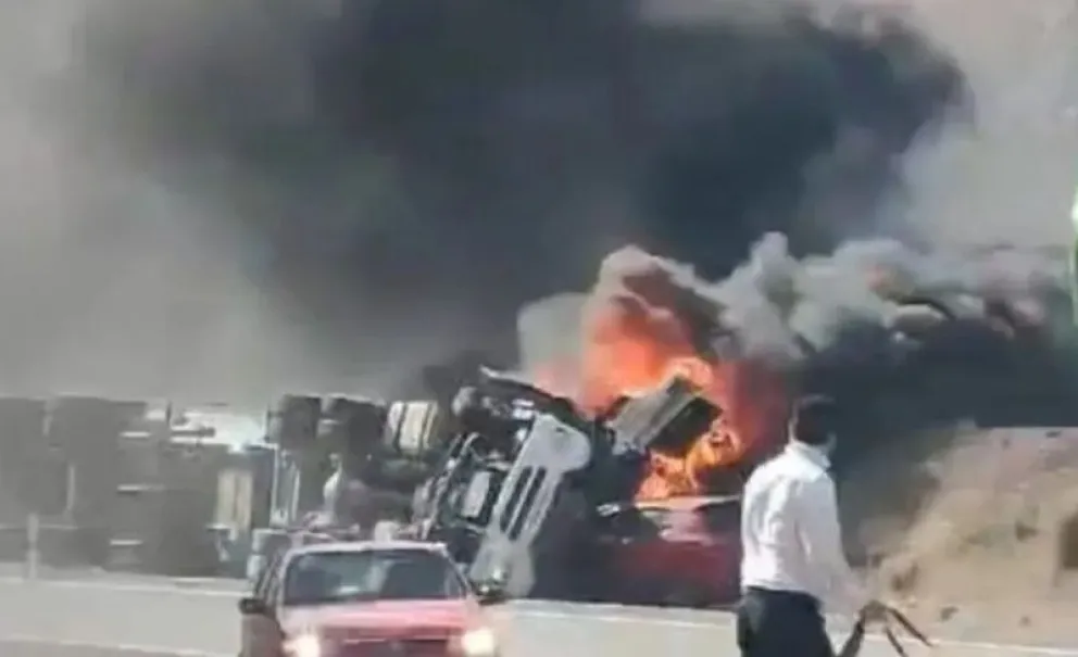 Impactante choque y explosión en Neuquén: un auto colisionó con un camión cisterna