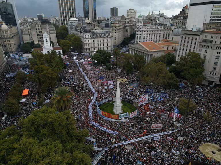 Milei en Olivos, la Casa Rosada vacía y una Plaza de Mayo colmada pero sin despliegue policial