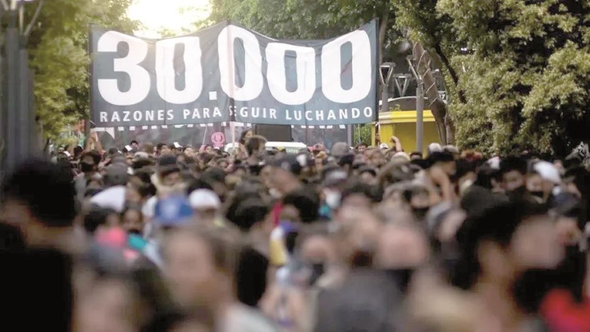 A 49 años del golpe, la Plaza de Mayo volvió a ser el epicentro del reclamo por Memoria, Verdad y Justicia
