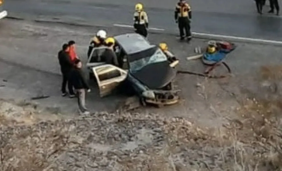 Grave accidente en Ruta 25: un policía sufrió heridas de consideración tras un choque frontal