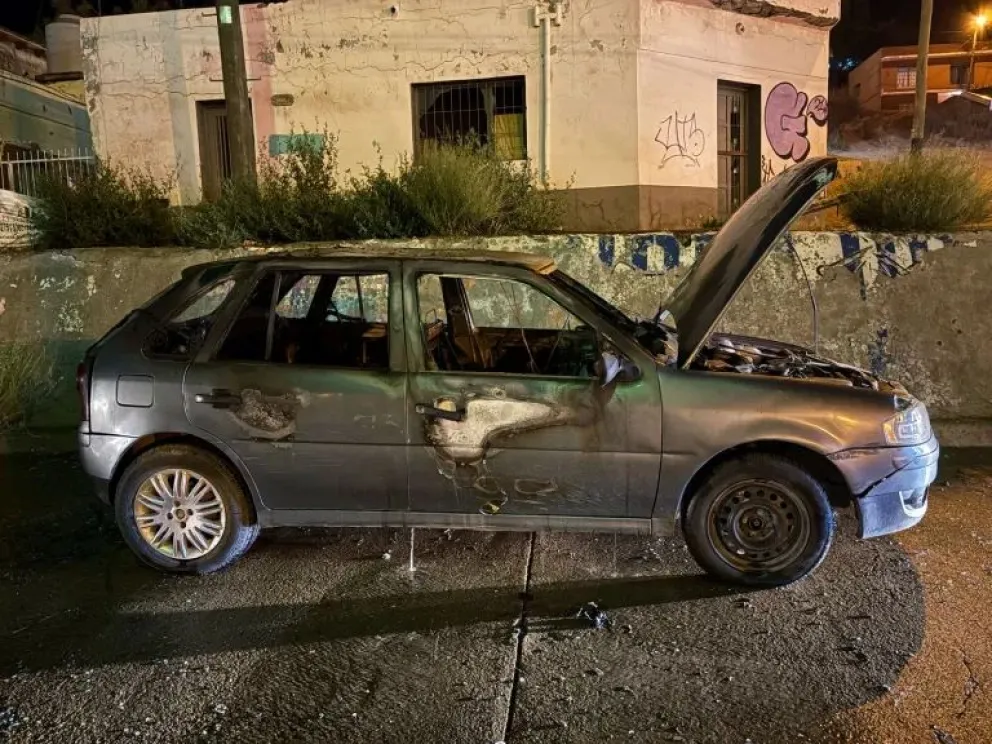 Hallan un auto robado envuelto en llamas en el barrio Pietrobelli