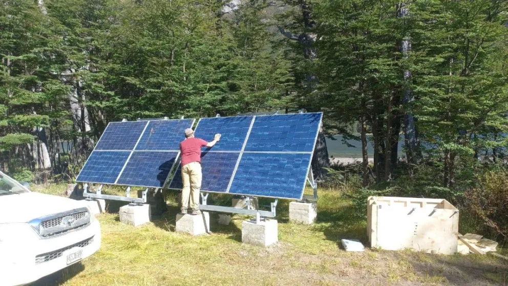El Gobierno avanza con la colocación de paneles solares que proveen energía renovable en las Áreas Naturales Protegidas