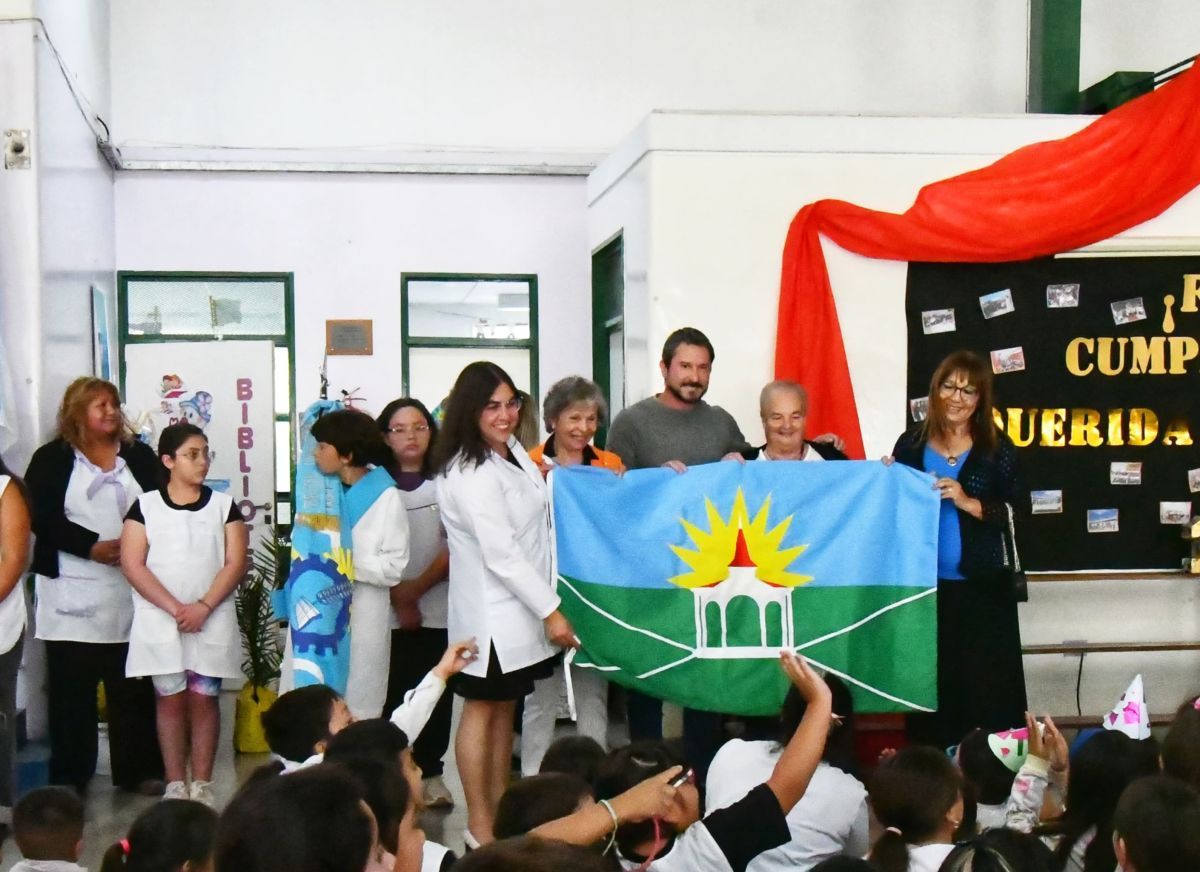 Merino entregó la bandera de Trelew en el aniversario de la Escuela 189