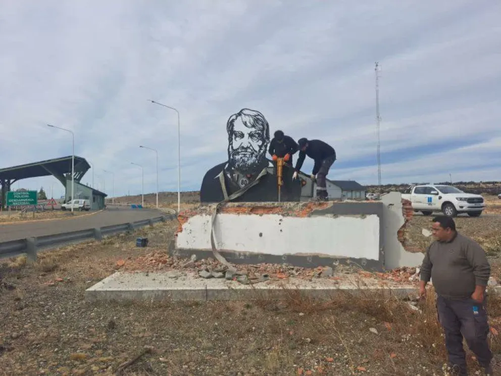 Los trabajadores viales se disculparon por la destrucción del monumento a Osvaldo Bayer