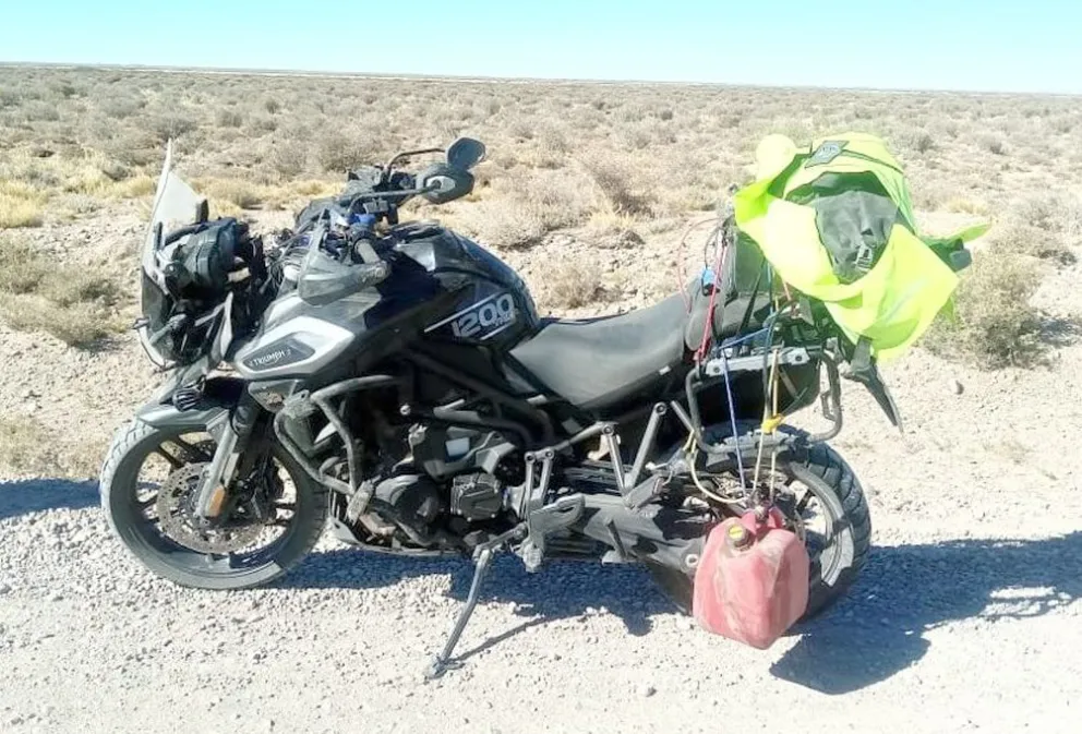 Motociclista uruguayo derivado al hospital de Comodoro con lesiones graves tras despistar en su moto cerca de Río Mayo